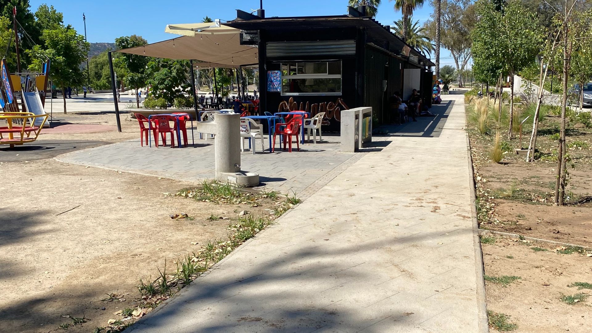 Fotografía del sendero pavimentado cercano a los foodtrucks
